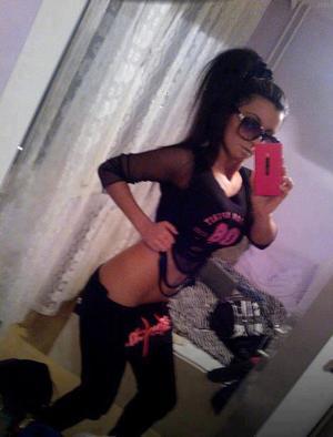 Adah from Gillett, Wisconsin is looking for adult webcam chat