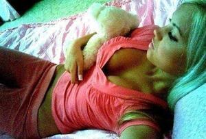 Shenna from Waialua, Hawaii is looking for adult webcam chat